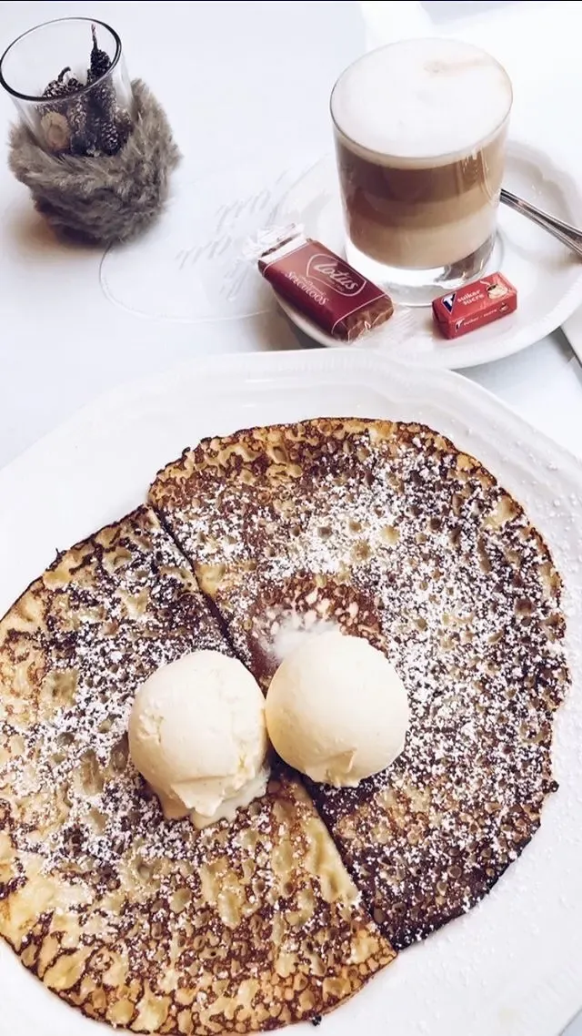 Huisbereide pannenkoek met ijs en koffie bij Café au Lait Brugge Huisbereide pannenkoek met ijs en koffie bij Café au Lait Brugge