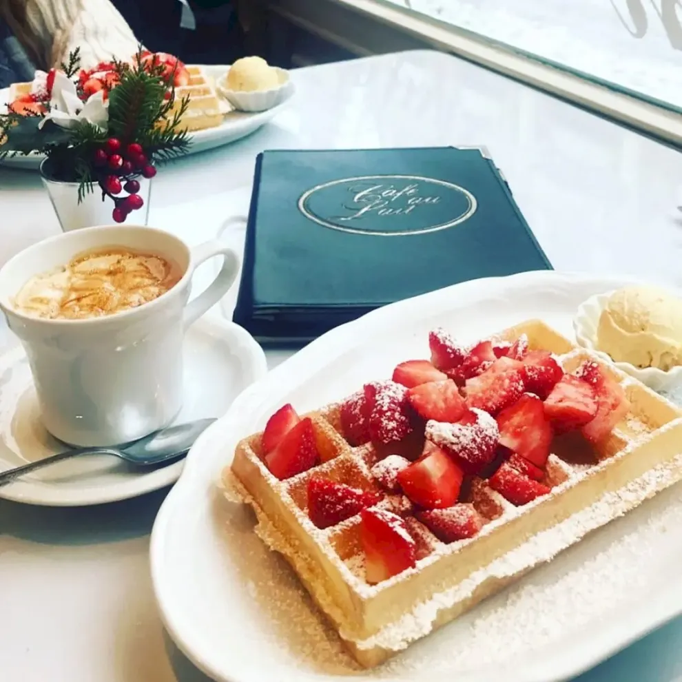 Brusselse wafel met aardbeien en koffie bij Café au Lait Brugge Brusselse wafel met aardbeien en koffie bij Café au Lait Brugge